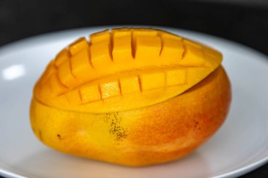 Üniformalı arka planda izole edilmiş olgun Rosa Mango. Brezilya meyvesi ve yiyeceği