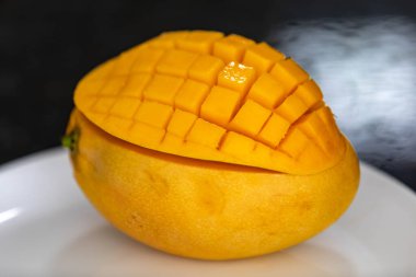 Üniformalı arka planda izole edilmiş olgun Rosa Mango. Brezilya meyvesi ve yiyeceği
