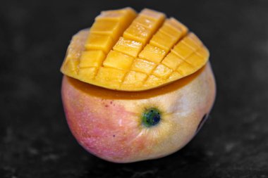Üniformalı arka planda izole edilmiş olgun Rosa Mango. Brezilya meyvesi ve yiyeceği