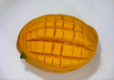 Üniformalı arka planda izole edilmiş olgun Rosa Mango. Brezilya meyvesi ve yiyeceği