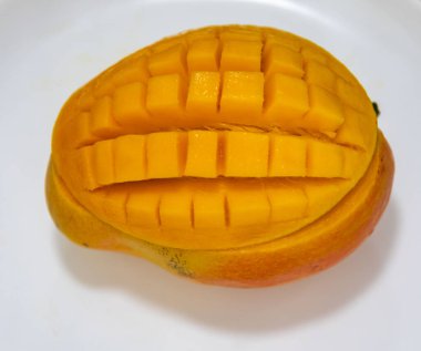 Üniformalı arka planda izole edilmiş olgun Rosa Mango. Brezilya meyvesi ve yiyeceği