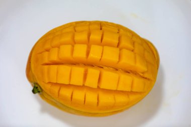 Üniformalı arka planda izole edilmiş olgun Rosa Mango. Brezilya meyvesi ve yiyeceği