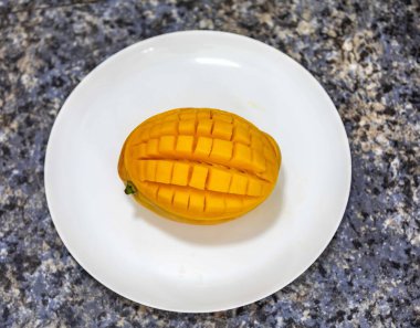 Üniformalı arka planda izole edilmiş olgun Rosa Mango. Brezilya meyvesi ve yiyeceği