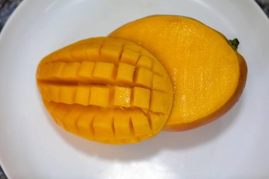 Üniformalı arka planda izole edilmiş olgun Rosa Mango. Brezilya meyvesi ve yiyeceği
