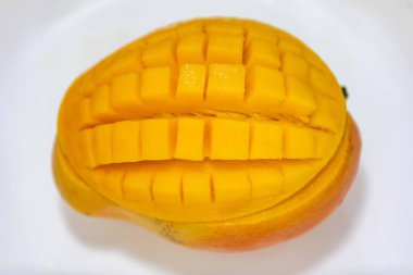 Üniformalı arka planda izole edilmiş olgun Rosa Mango. Brezilya meyvesi ve yiyeceği