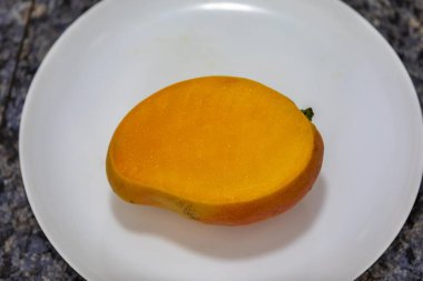 Üniformalı arka planda izole edilmiş olgun Rosa Mango. Brezilya meyvesi ve yiyeceği
