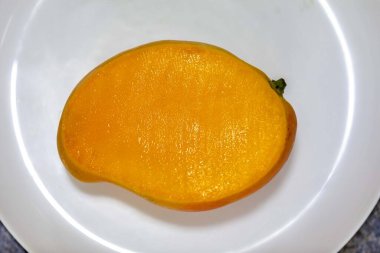 Üniformalı arka planda izole edilmiş olgun Rosa Mango. Brezilya meyvesi ve yiyeceği