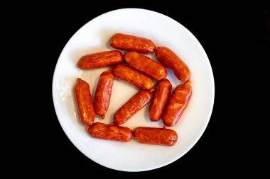 Tipik tütsülenmiş mini Portekiz sosisi.