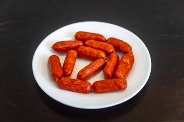 Tipik tütsülenmiş mini Portekiz sosisi.
