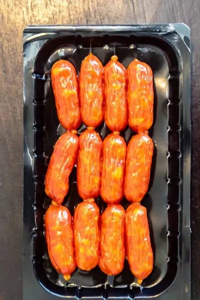 Tipik tütsülenmiş mini Portekiz sosisi.