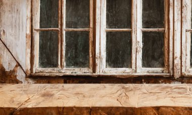 Ön planda kırsal tablolu arkaplan ve arka planda zamanın taktığı eski terk edilmiş pencere