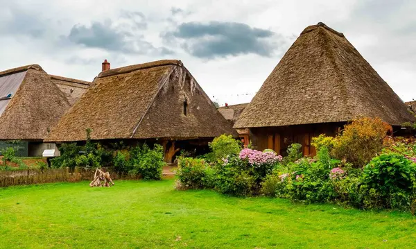 Viktorya dönemi tarzı evlere sahip ortaçağ tarzı bir köy.