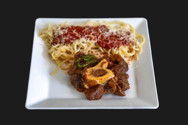 Ossobuco soslu geleneksel spagetti.