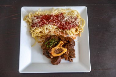 Ossobuco soslu geleneksel spagetti.
