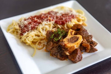 Ossobuco soslu geleneksel spagetti.