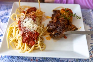 Ossobuco soslu geleneksel spagetti.