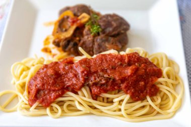 Ossobuco soslu geleneksel spagetti.