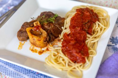 Ossobuco soslu geleneksel spagetti.