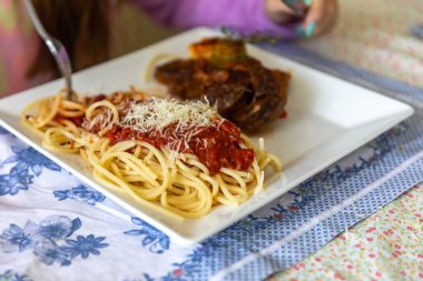 Ossobuco soslu geleneksel spagetti.