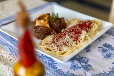 Ossobuco soslu geleneksel spagetti.