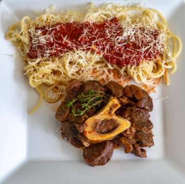 Ossobuco soslu geleneksel spagetti.