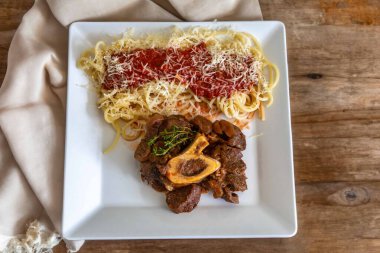 Ossobuco soslu geleneksel spagetti.