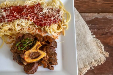 Ossobuco soslu geleneksel spagetti.