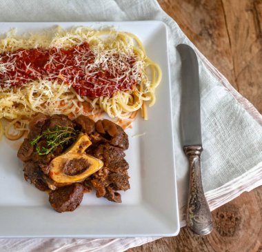 Ossobuco soslu geleneksel spagetti.