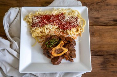 Ossobuco soslu geleneksel spagetti.