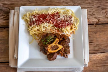 Ossobuco soslu geleneksel spagetti.