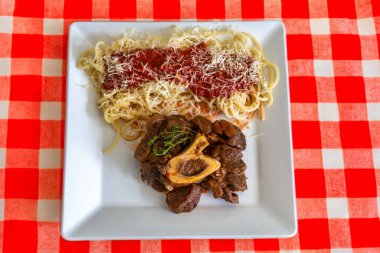 Ossobuco soslu geleneksel spagetti.