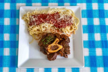 Ossobuco soslu geleneksel spagetti.