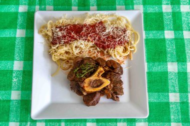 Ossobuco soslu geleneksel spagetti.
