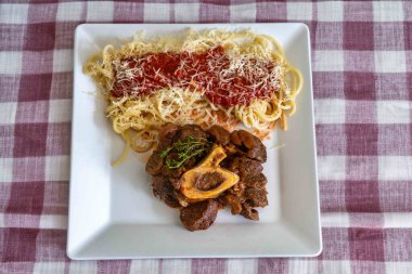 Ossobuco soslu geleneksel spagetti.