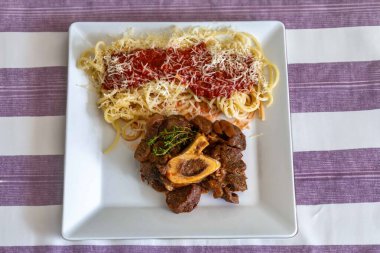 Ossobuco soslu geleneksel spagetti.