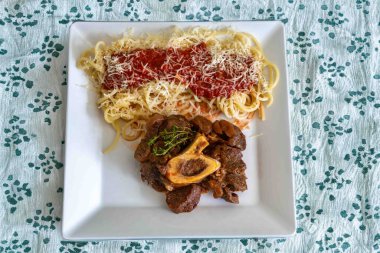 Ossobuco soslu geleneksel spagetti.
