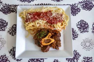 Ossobuco soslu geleneksel spagetti.