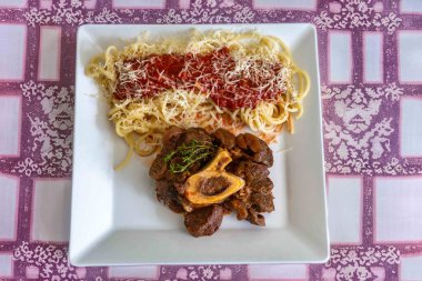 Ossobuco soslu geleneksel spagetti.