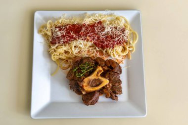 Ossobuco soslu geleneksel spagetti.