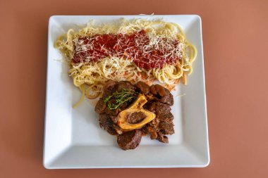 Ossobuco soslu geleneksel spagetti.