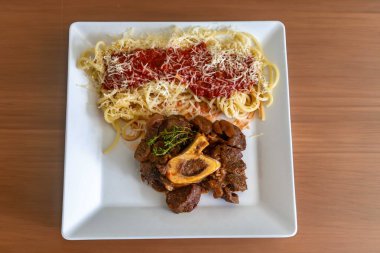 Ossobuco soslu geleneksel spagetti.