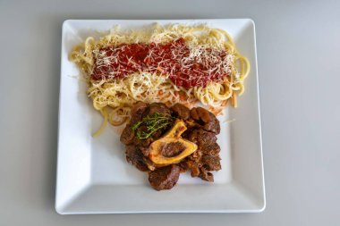 Ossobuco soslu geleneksel spagetti.