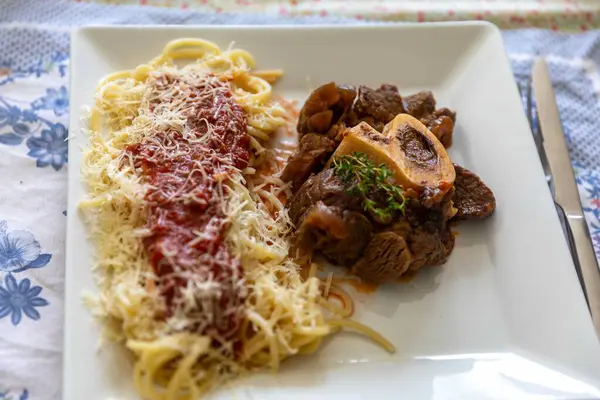 Ossobuco soslu geleneksel spagetti.