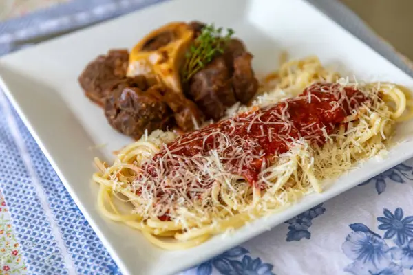 Ossobuco soslu geleneksel spagetti.