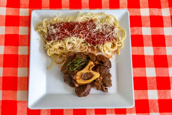 Ossobuco soslu geleneksel spagetti.