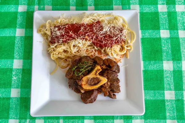 Ossobuco soslu geleneksel spagetti.