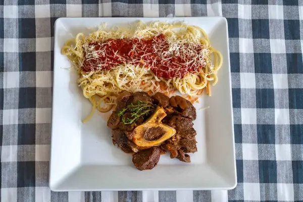 Ossobuco soslu geleneksel spagetti.