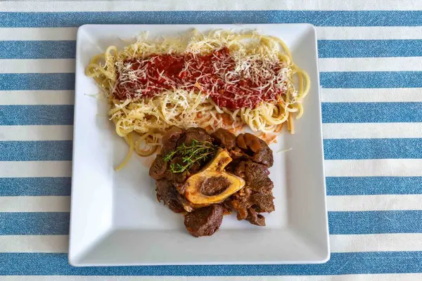 Ossobuco soslu geleneksel spagetti.
