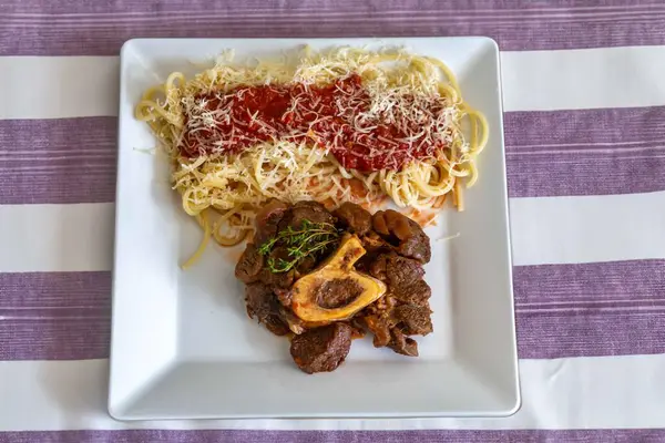 Ossobuco soslu geleneksel spagetti.