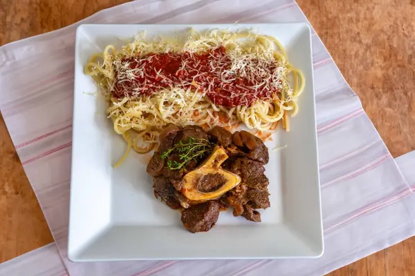 Ossobuco soslu geleneksel spagetti.
